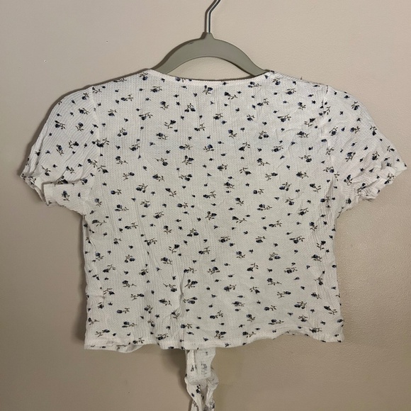 Brandy Melville White Floral Tie-up top - Picture 4 of 4